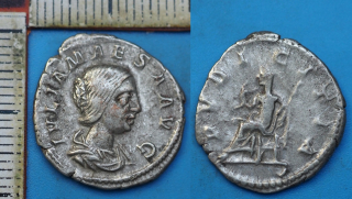 165-224 - denár, stříbro - Julia Maesa, babička Elagabala a Alexandra Severa, sedící Pudicitia zleva drží žezlo a závoj