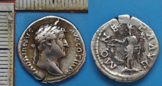 117-138 - denár, stříbro - Hadrianus, stojící Moneta drží váhy a roh hojnosti