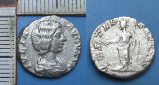  193-211 - denár, stříbro - Julia Domna, manželka Septimia Severuse, Vesta drží mísu a žezlo, IVLIA AVGVSTA