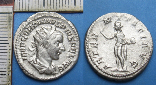  238-244 - antoninian, stříbro - Gordianus III Pius, Sol stojící vlevo se zeměkoulí v ruce, IMP GORDIANVS PIVS FEL AVG
