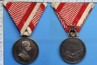 1848-1916 - malá stříbrná medaile za statečnost, DER TAPFERKEIT - František Josef, pěkná