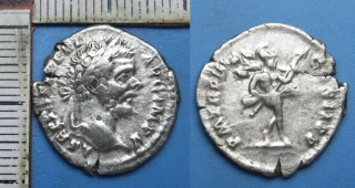 193-211 - denár, stříbro - Septimius Severus, Mars kráčí doprava, drží kopí a trofej